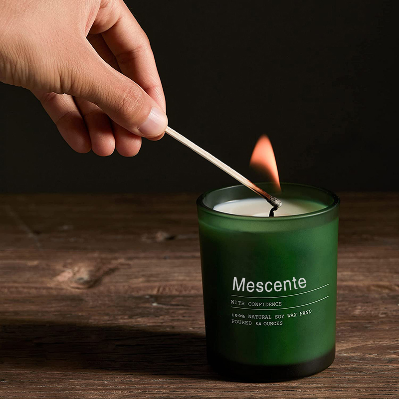 Próca Maisiú Bainise Saincheaptha M&Scent Coinnle cumhraithe Jasmine & Ylang Ylang le Lipéid i mBulc