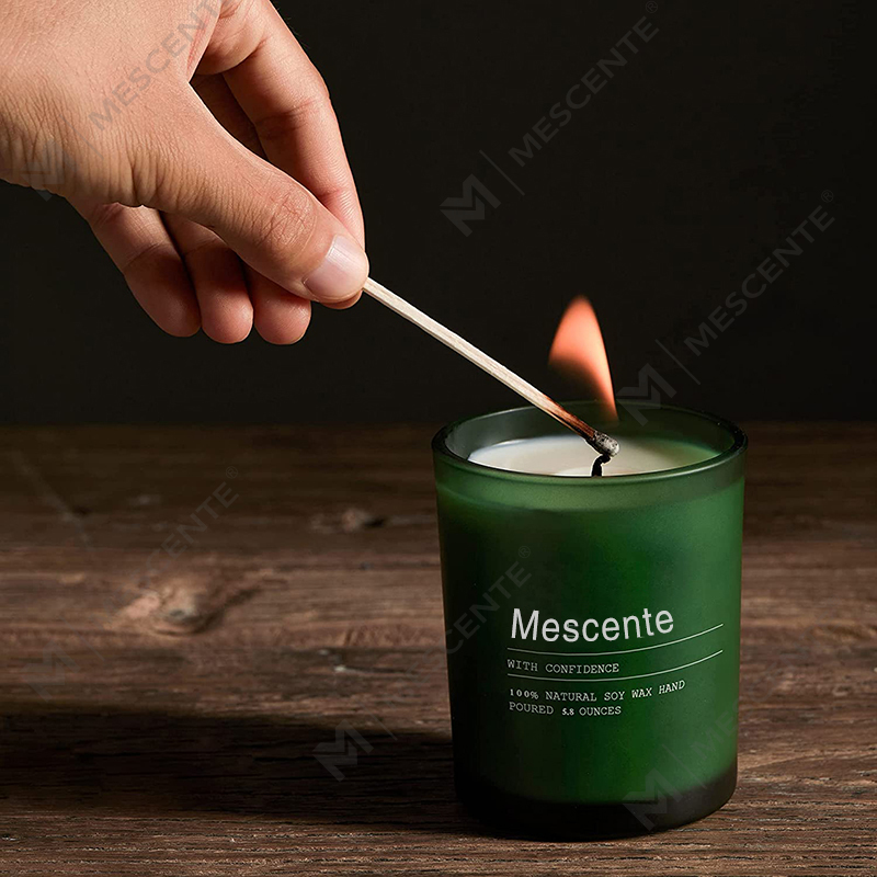 Próca Maisiú Bainise Saincheaptha M&Scent Coinnle cumhraithe Jasmine & Ylang Ylang le Lipéid i mBulc